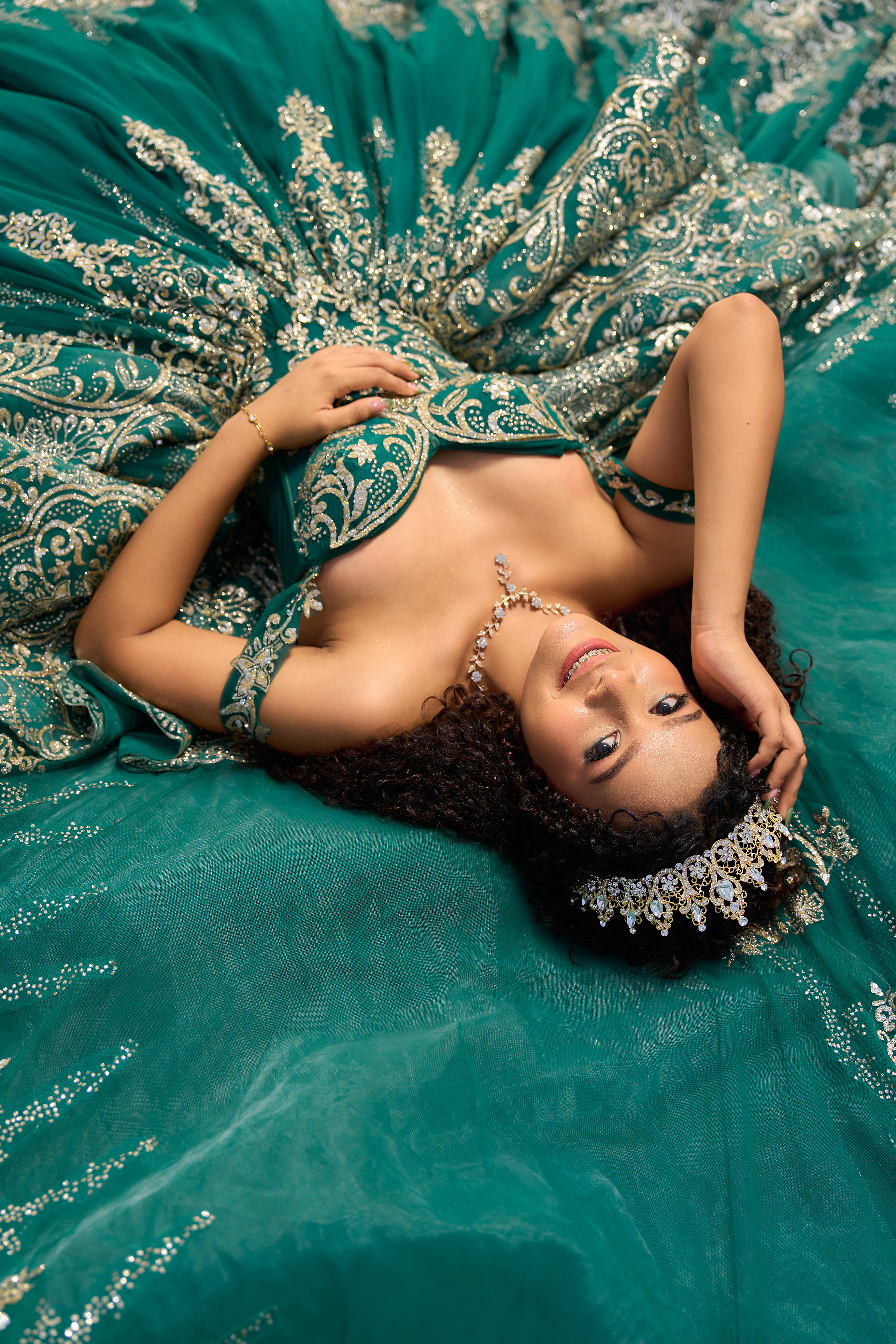 Adriana Victoria con su vestido de quince años